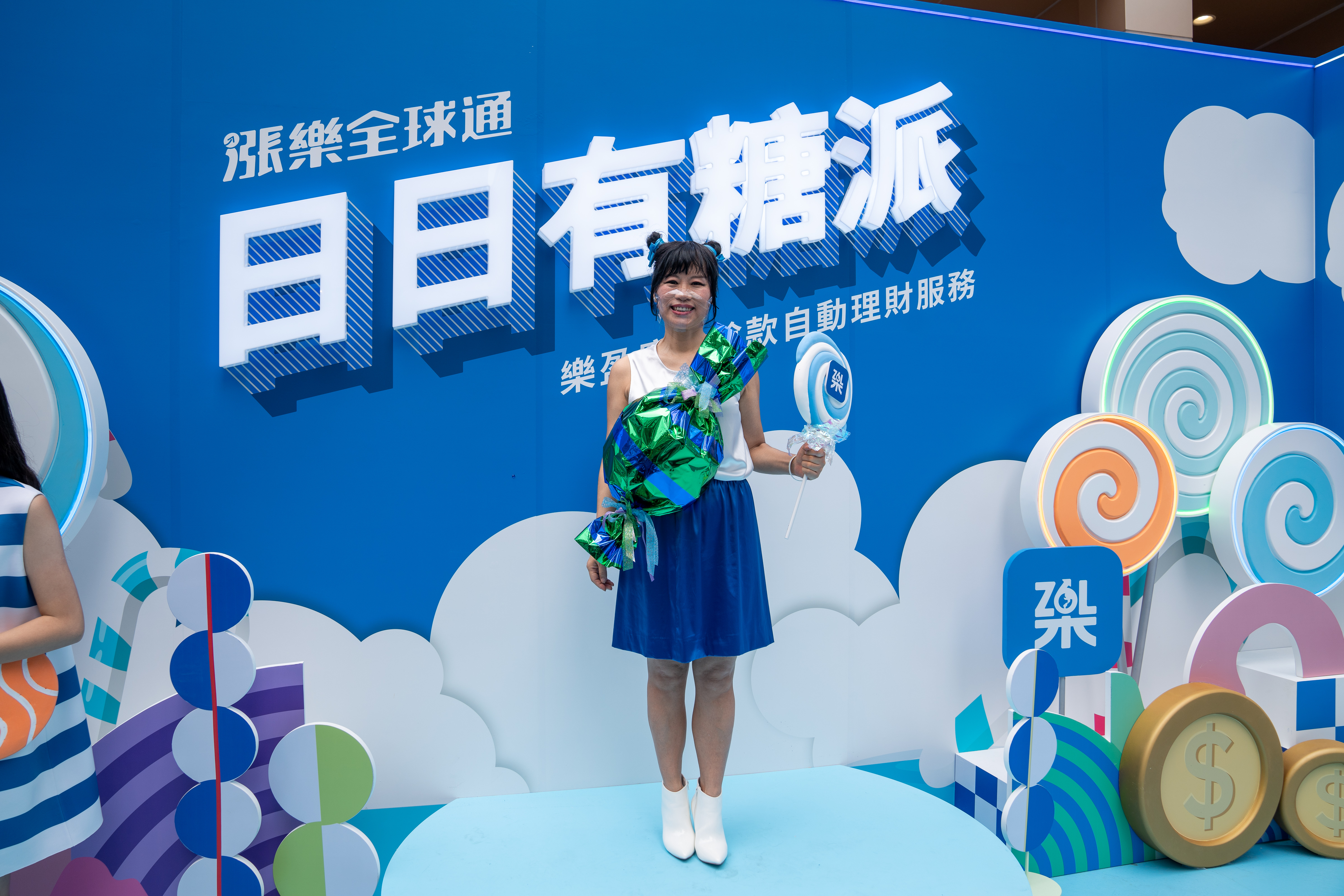 Huatai Offline Event – Giving cash handout everyday